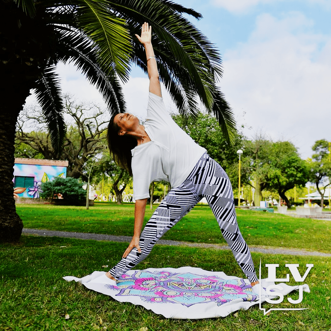 Andrea Comelli practicando yoga